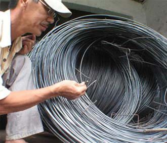 Giá thép liên tục tăng đã khiến nhiều công trình vượt dự toán.